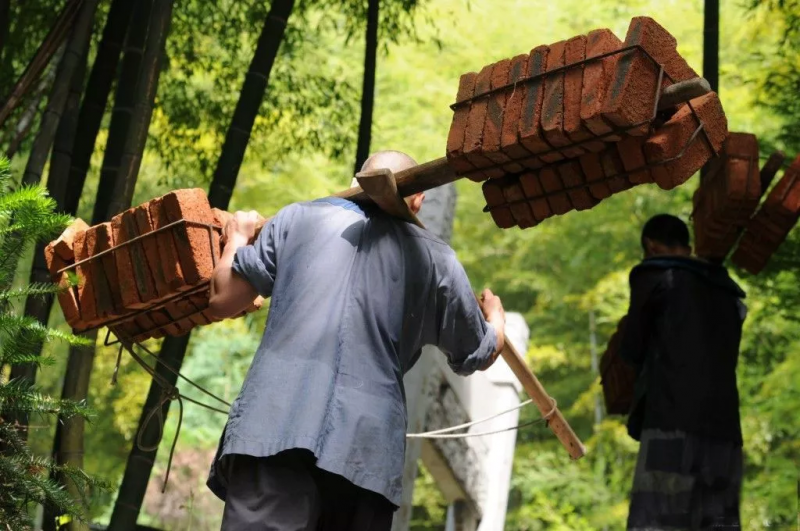1500年大昭明寺安裝污水處理設備，400余名義工上演震撼背山